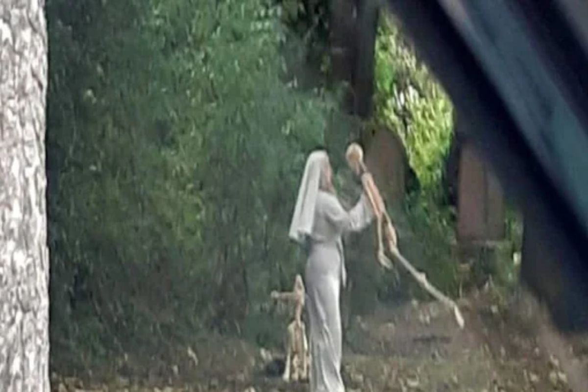 Shocking! स्मशानातील एका सांगाड्यासह नाचताना दिसली नन; भयावह दृश्य पाहून नागरिक सुन्न