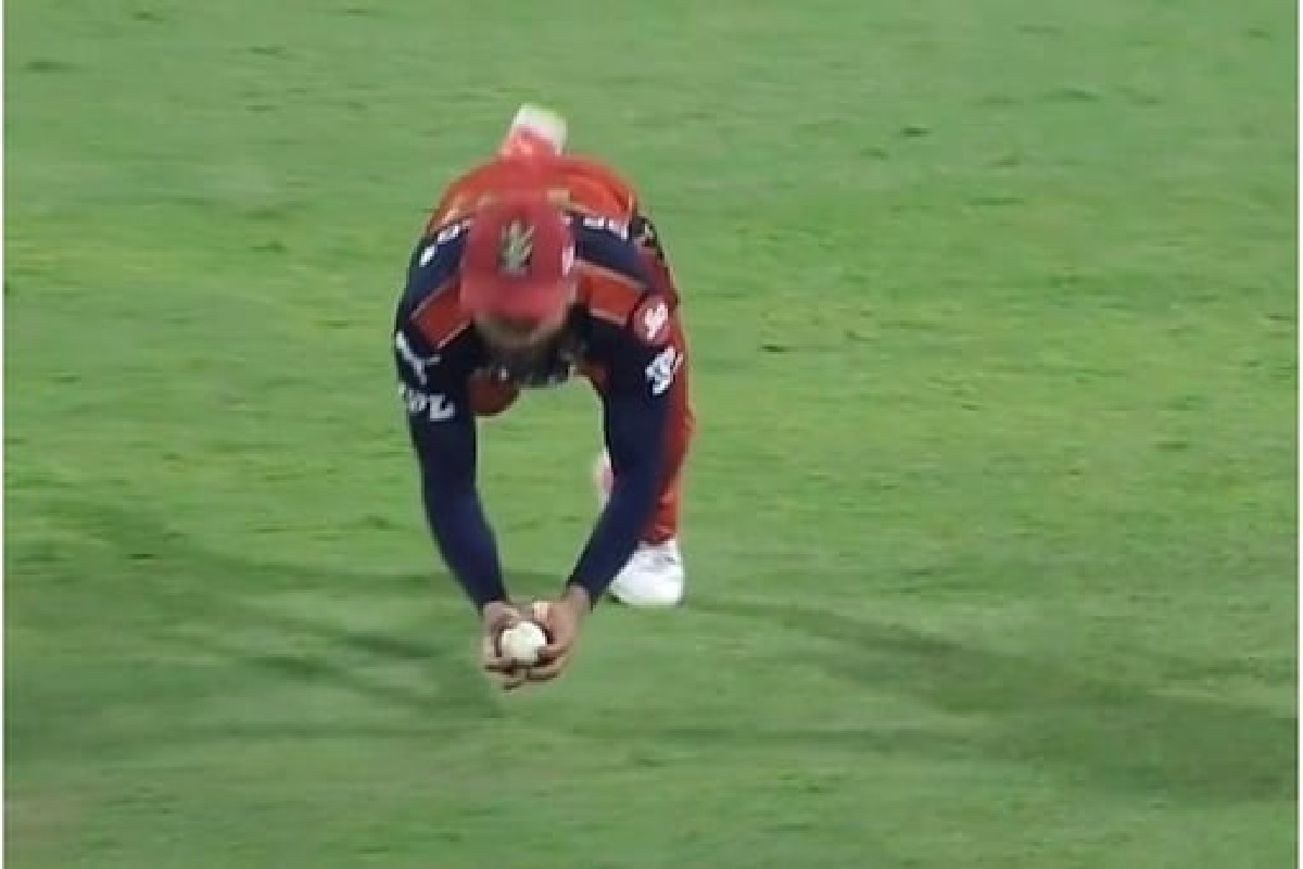 IPL 2021, RCB vs CSK: विराट कोहली बनला 'सुपर मॅन', हवेत घेतला जबरदस्त कॅच! पाहा VIDEO