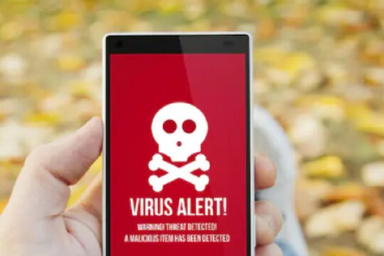 Google आणि Apple ने बॅन केले 8 लाखांहून अधिक धोकादायक Apps, तुमच्या फोनमधूनही लगेच करा डिलीट