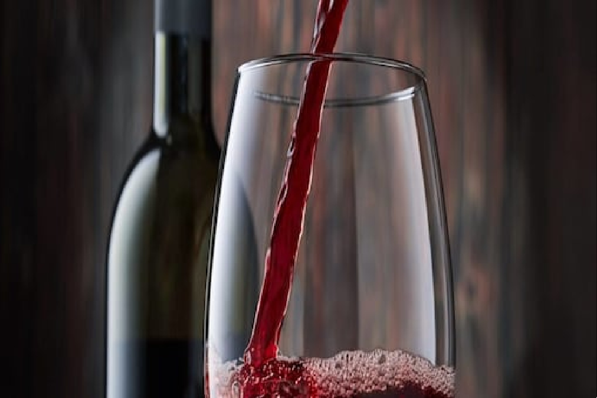 घरात 4 पेक्षा जास्त दारूच्या बाटल्या ठेवायच्यात? मग बारचे लायसन्स घ्या, या सरकारचा अनोखा निर्णय