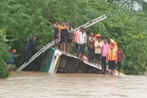 
यवतमाळ जिल्ह्यातील (Yavatmal district) उमरखेड (Umerkhed) शहरापासून काही अंतरावर आज सकाळी ही दुर्घटना घडली. 