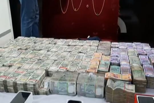 पठ्याने तरुणी बनवणूक FB वर डॉक्टराला प्रेमाच्या जाळ्यात ओढले अन् 2 कोटी कॅश मागवले, आणि...