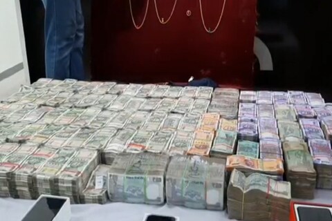 संदेश अनिल मानकरकडून एक कोटी 72 लाख 7 हजार रुपये नगदी व चार लाख रुपयाचे सोन्याचे दागिने आणि  चार विविध कंपनीचे मोबाईल फोन