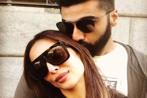 अभिनेत्री मलायका अरोरा (Malaika Arora) आणि अभिनेता अर्जुन कपूर (Arjun Kapoor) हे बॉलिवूडमधील सेलेब्रिटी कपल सोशल मीडियावर नेहमीच चर्चेत असते. सध्या मलायकाचा सोशल मीडियावर एक व्हिडिओ प्रचंड व्हायरल होत आहे. 