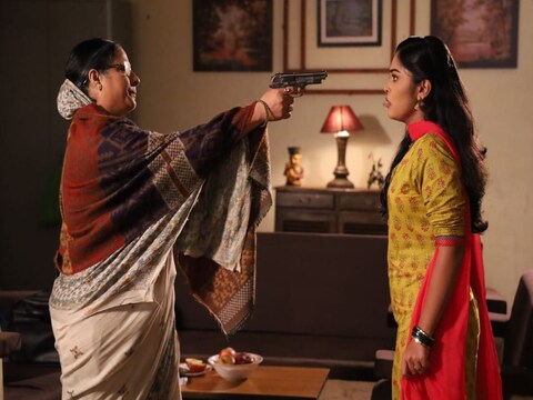 ढाले- पाटील यांच्या (Raja Rani Chi Ga Jodi ) घरामध्ये अपर्णाच्या पुन्हा एकदा येण्याने घरातला माहोल ताणतणावाचा झाला आहे. नुकत्याच समोर आलेल्या प्रोमोमध्ये दिसते आहे अपर्णा कुसुमावती यांना धमकी देते आहे. आता त्याचे परिणाम तिला भोगावे लागणार?