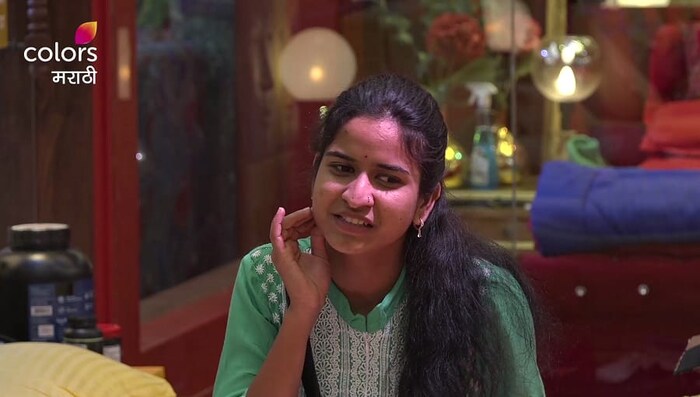 सुरेखाताई नक्की कोणाच्या बाजूने आहेत ? हेच कळत नाहीये. एवढं त्यांना तोंडावर सांगितलं तरीपण त्यांच्याशी गुलूगुलू बोलत आहेत. ते जर कळलं तर आपल्याकडे त्यांना फिरवायला. यांचं संभाषण ऐकून हा प्रश्न नक्कीच पडू शकतो की, घरामध्ये दोन ग्रुप तर नाही ना तयार होत आहेत ? वा बनले आहेत ?