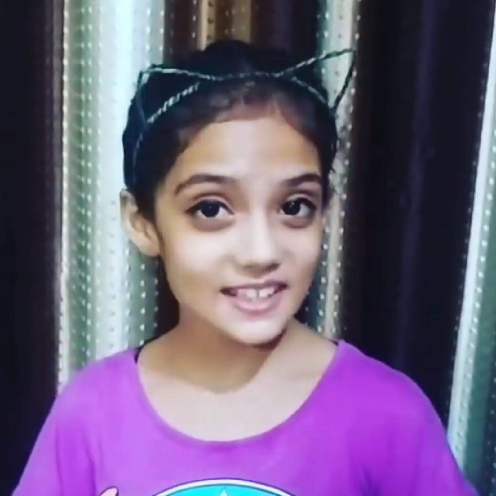 टेलिव्हिजन वरील फेमस कॉमेडीयन शो 'तारक मेहता का उलटा चश्मा' फेम दयाबेन म्हणजेच आपली सर्वांची लाडकी ( Disha Vakani ). आणि या दयाबेन ची ॲक्टिंग कोणाला आवडत नाही. तिचीच मिमिक्री करणाऱ्या या 9 वर्षीय लहान मुलीचा व्हिडिओ पाहिलात का!