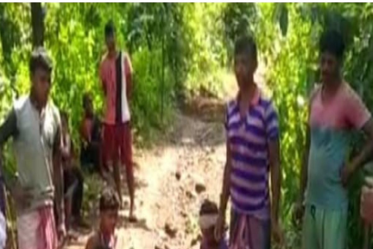 पक्क्या घरांच्या इच्छेनं ग्रामस्थांना आला जोश, फावडं उचलत बांधला नवा रस्ता