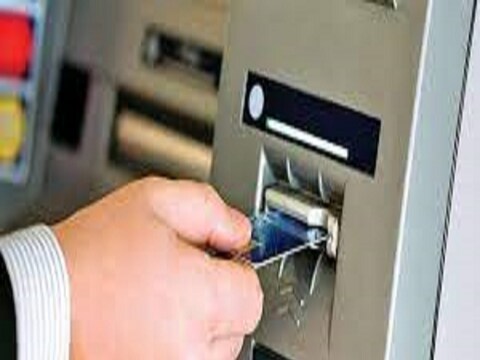  एटीएममधील तांत्रिक बिघाडांचा गैरफायदा घेत 100 वेळा चोरी करून 10 लाख रुपये लुटणाऱ्या (Police arrested gang of ATM thieves) टोळीला पोलिसांनी अटक केली आहे.