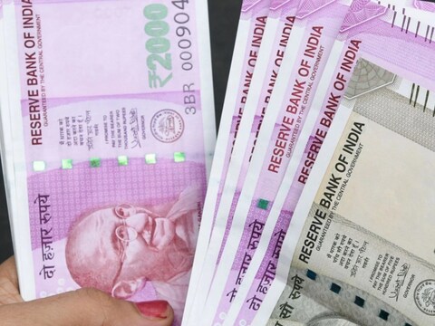 Investment Tips : अभ्यास आणि सरावाने स्मार्ट गुंतवणूक करून स्मार्ट इन्व्हेस्टर होता येतं. त्यासाठी टिप्सचा वापर करणं गरजेचं आहे. 