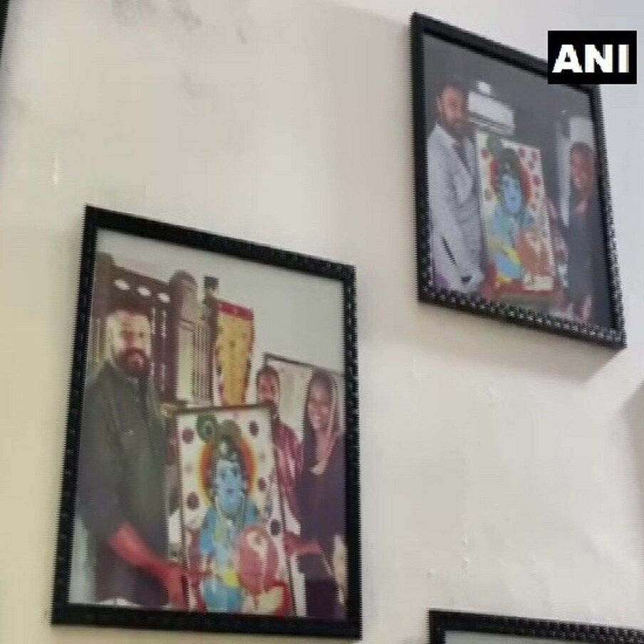 केरळच्या कोझीकोडमध्ये राहणारी जासना सलीम गेल्या काही दिवसांपासून चर्चेत आहे आणि त्याचं कारण आहे भगवान श्रीकृष्ण. जासनानं आतापर्यंत श्रीकृष्णाची 500 पेक्षा जास्त चित्रं रेखाटली आहेत. यातील अनेक चित्रांना नागरिकांची पसंती मिळत असून लोक ही चित्रं खरेदी करत आहेत. 