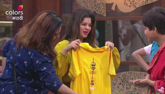 हे स्पर्धक फक्त वाढदिवस साजरा करत असल्याचं दिसून येत नाहीयेत तर त्यांनी स्नेहाला एक सुंदर गिफ्टसुद्धा दिलं आहे. तृप्ती देसाई यांनी सर्वांच्यामार्फत एक सुंदर पिवळ्या रंगाचा टी सरत स्नेहाला गिफ्ट म्हणून दिला आहे. 