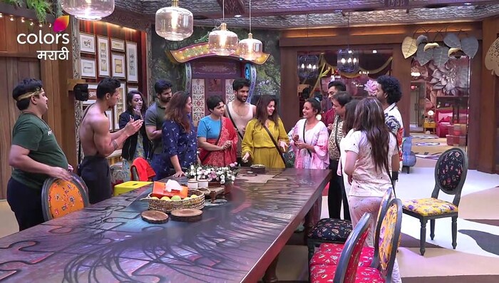 बिग बॉस मराठीच्या घरामधील सेलिब्रेशनचा हा एपिसोड आज प्रेक्षकांना टीव्हीवर पाहायला मिळणार आहे. तत्पूर्वी बिग बॉसचा नवा प्रोमो आणि घरातील फोटो प्रेक्षकांच्या समोर आले आहेत. 