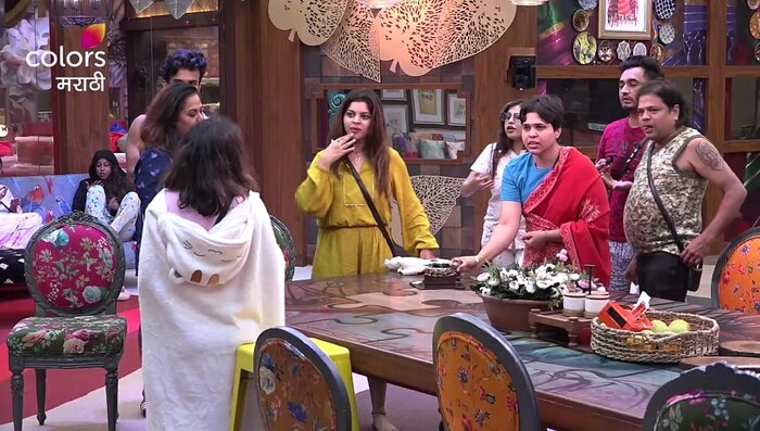 मात्र आज बिग बॉस मराठीचा हा भाग अगदी खास असणार आहे. कारणही तसंच आहे. बिग बॉसच्या घरात आज एका स्पर्धकाचा वाढदिवस आहे. आणि ही स्पर्धक इतर कोणी नसून अभिनेत्री स्नेहा वाघ आहे. 