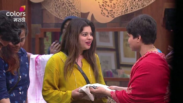 आज घरामध्ये एक केक पाठवला जाणार आहे. आणि त्यासोबतचं घरातील सर्व स्पर्धक स्नेहासाठी मोठंमोठ्याने वाढदिवसाचं गाणं गात वाढदिवस साजरा करताना दिसून येणार आहेत. 