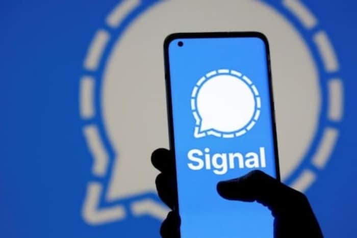 2. सिग्नल (Signal) - सुरक्षेला प्राधान्य देणारं हे instant messaging app आहे. व्हॉट्सअ‍ॅपचे सहसंस्थापक ब्रियान अ‍ॅक्टन यांनी हे अ‍ॅप डेेव्हलप करण्यासाठी मदत केली होती. यामध्येे देखील व्हॉट्सअ‍ॅपसारखीच फीचर्स आहेत. तसेच हे अ‍ॅप देखील एंड-टू-एंड इन्क्रिप्टेड आहे.