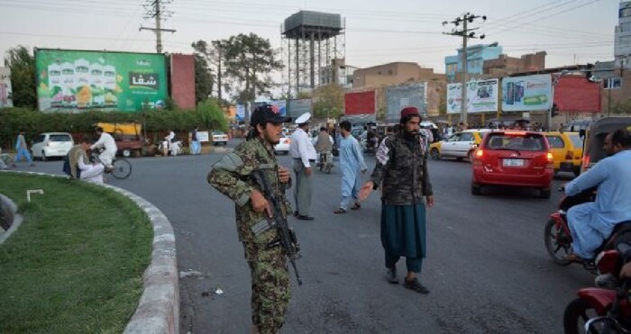 अफगाणिस्तान ताब्यात आल्यानंतर तालिबान्यांनी सरकार स्थापन केल्यावर सुरक्षेची अनेक आश्वासनं दिली होती. परंतु आता ही घटना पाहता तालिबान अजिबात बदललेला नाही, उलट पूर्वीपेक्षाही अधिक क्रूर झाला आहे, हेच सिद्ध होतं.