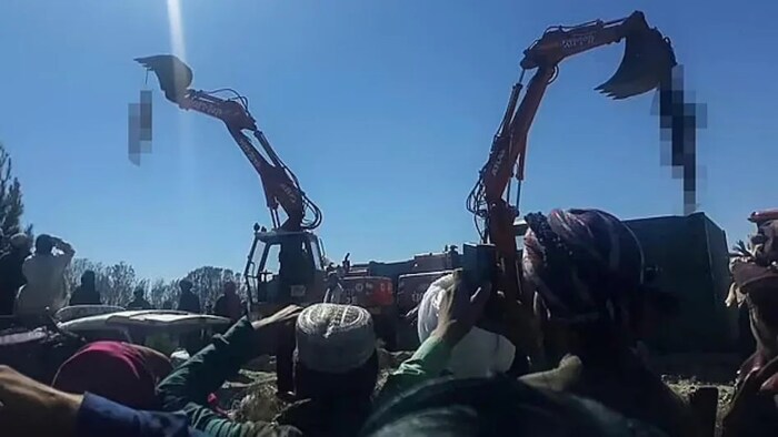 डेली मेलने दिलेल्या रिपोर्टनुसार तालिबानने तीन अफगाणी नागरिकांना चोरीच्या आरोपावरून थेट देहांताची शिक्षा दिली. या लोकांचे हेरात प्रांतातून अपहरण करण्यात आलं आणि नंतर गोळ्या घालण्यात आल्या.