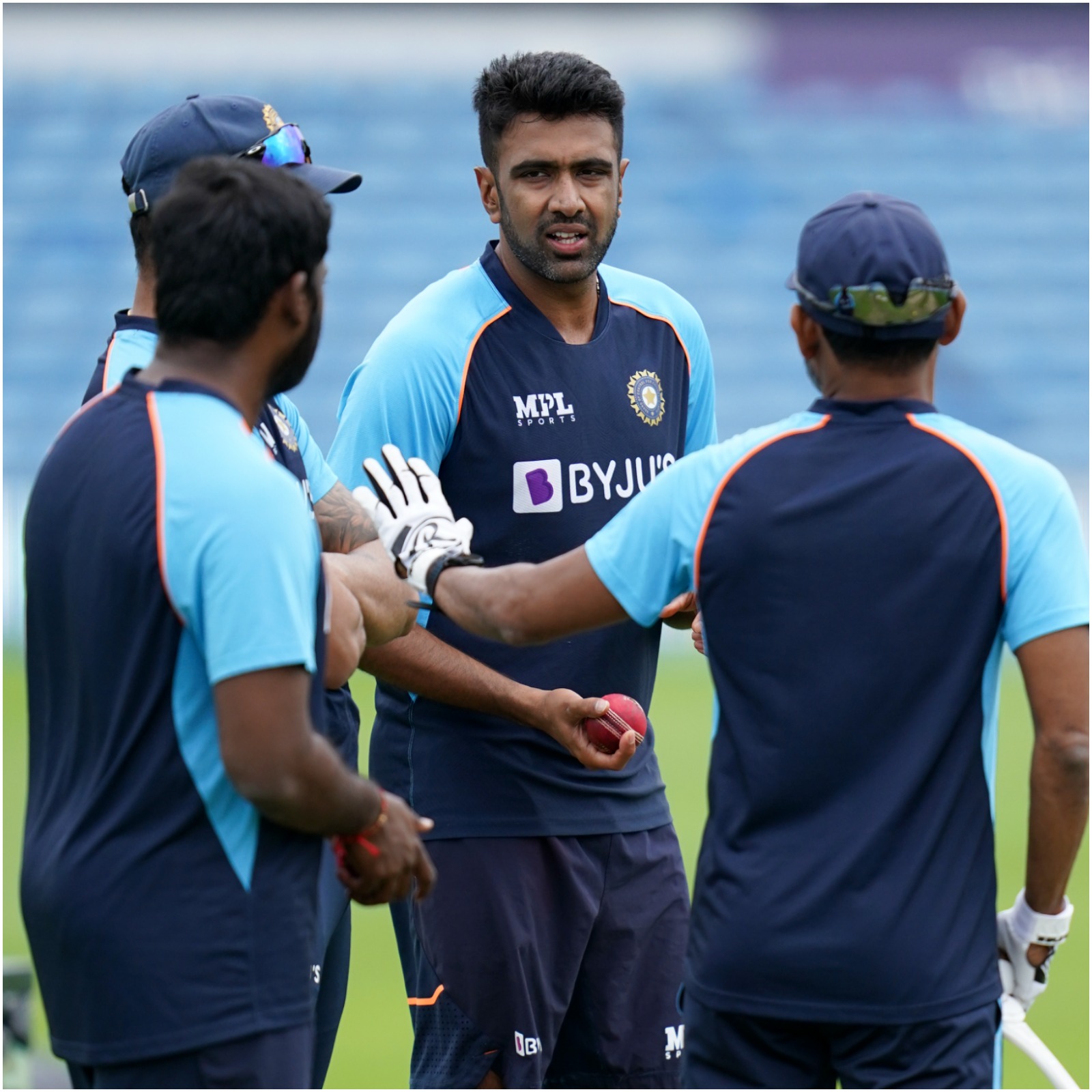 आयपीएल 2021 (IPL 2021) संपल्यानंतर लगेचच टी-20 वर्ल्ड कपला (T20 World Cup) सुरुवात होणार आहे. वर्ल्ड कपसाठी टीम इंडियामध्ये चार स्पिनर आणि तीन फास्ट बॉलरना संधी देण्यात आली आहे. यामध्ये जसप्रीत बुमराह, अक्षर पटेल, मोहम्मद शमी आणि वरुण चक्रवर्ती यांचा समावेश आहे. 