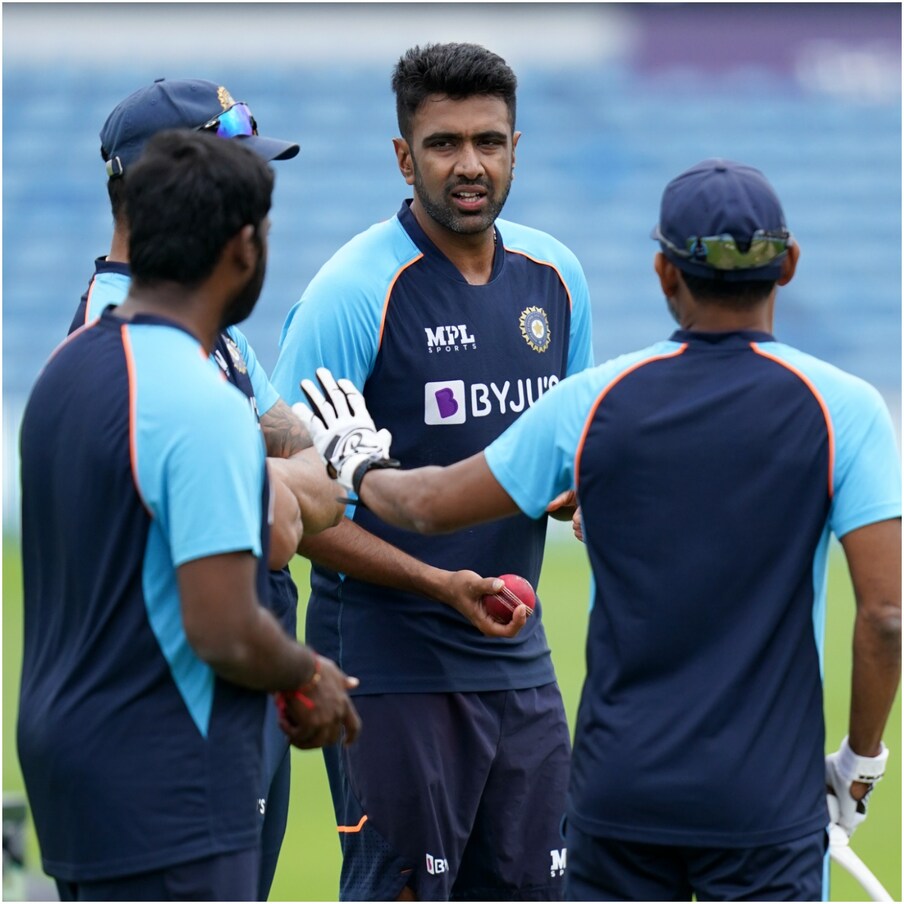 आयपीएल 2021 (IPL 2021) संपल्यानंतर लगेचच टी-20 वर्ल्ड कपला (T20 World Cup) सुरुवात होणार आहे. वर्ल्ड कपसाठी टीम इंडियामध्ये चार स्पिनर आणि तीन फास्ट बॉलरना संधी देण्यात आली आहे. यामध्ये जसप्रीत बुमराह, अक्षर पटेल, मोहम्मद शमी आणि वरुण चक्रवर्ती यांचा समावेश आहे. 
