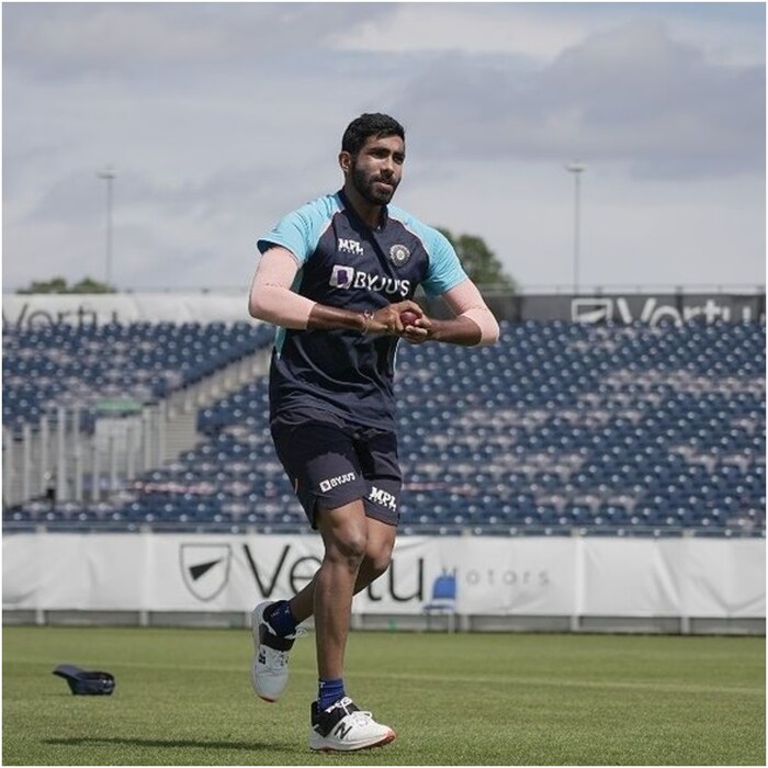 मुंबई इंडियन्सचा फास्ट बॉलर जसप्रीत बुमराह (Jaspirt Bumrah) याने या मोसमात 13 मॅचमध्ये 19 विकेट घेतल्या आहेत. सर्वाधिक विकेट घेणाऱ्या खेळाडूंच्या यादीत बुमराह तिसऱ्या क्रमांकावर आहे. त्याने इंग्लंड दौऱ्यातल्या टेस्ट सीरिजमध्येही शानदार कामगिरी केली होती. 