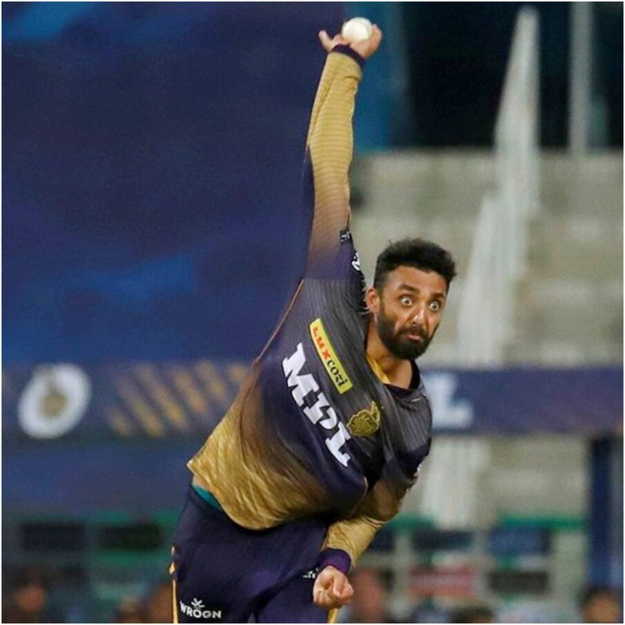 वरुण चक्रवर्तीने (Varun Chakravarthy) या आयपीएलमध्ये 15 विकेट घेतल्या आहेत. या मिस्ट्री स्पिनरला युएईमधल्या खेळपट्टीवर मागच्या 28 आयपीएल सामन्यांमध्ये 32 विकेट मिळाल्या आहेत, त्यामुळे वर्ल्ड कपमध्ये तो भारतासाठी हुकमी एक्का ठरू शकतो. वरुण चक्रवर्तीचा इकोनॉमी रेट 6.73 आहे. 