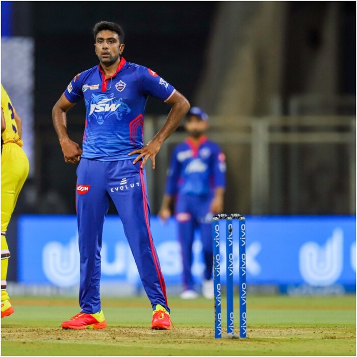 आर. अश्विनला (R Ashwin) टीममध्ये ऑफ स्पिनर म्हणून स्थान देण्यात आलं आहे. दिल्ली कॅपिटल्सच्या या बॉलरला यंदाच्या आयपीएलमध्ये फारशी चमकदार कामगिरी करता आलेली नाही. आयपीएलच्या दुसऱ्या राऊंडमध्ये अश्विनने 5 सामन्यांमध्ये फक्त 4 विकेट घेतल्या आहेत. फॉर्मच्या हिशोबाने बुमराह, शमी, अक्षर आणि वरुण यांचं वर्ल्ड कपमध्ये खेळणं निश्चित मानलं जात आहे, त्यामुळे अश्विनला प्लेईंग इलेव्हनमधून बाहेर ठेवलं जाऊ शकतं. 