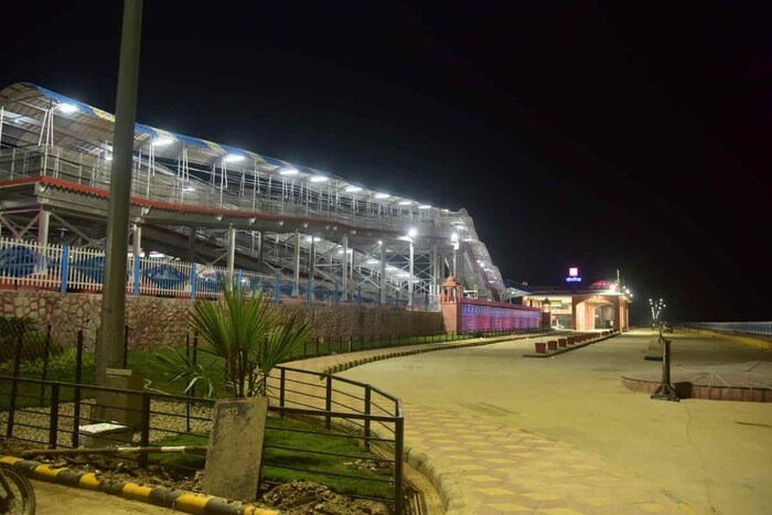 आता या सॅटेलाईट रेल्वे स्टेशनचं फूट-ओव्हर ब्रिज, क्रूझ एरिया, फेस लाईट, नवीन स्टेशन बिल्डिंग, कव्हर ओव्हर शेड इत्यादींचं काम जवळपास पूर्ण झाले आहे.