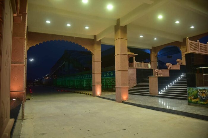 हे स्टेशन कोटाच्या मुख्य जंक्शनपासून सुमारे पाच किलोमीटर अंतरावर आहे. त्याचं नाव सोगरिया रेल्वे स्थानक असून त्याचं सौंदर्य आता प्रत्येकाला भुरळ घालत आहे.