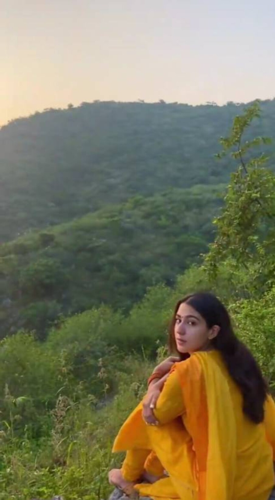 साराने मंदिराभोवतलचा एक व्हिडिओ देखील शेअर केला आहे. यामध्ये ती एका टेकडीच्या बाजूला बसून निसर्गाचा आनंद घेत आहे. 