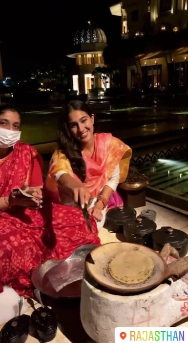 या फोटोत सारा अली खान चुलीवर भाकरी करताना दिसत आहे. तिनं याचा व्हिडिओ insta story वर शेअर केला आहे. भाकरी भाजताना फार मजा येतेय, असं तिने म्हटलंय.