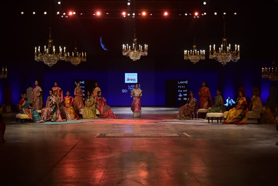 फॅशन रॅम्पवॉक म्हटलं की, नेहमीचं ठेकेबाज म्युझिक, प्रखर लाइट्स आणि चेहऱ्यावरची माशीही हलणार नाही अशा साचेबद्ध मॉडेल्स दिसतात. पण lakme Fashion week मधला एक शो वेगळा दिसला.
