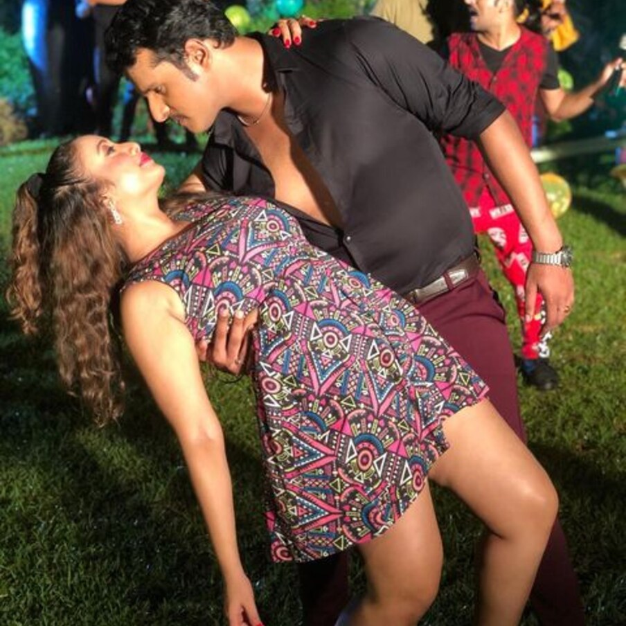 भोजपुरी अभिनेत्री रानी चॅटर्जी नेहमीच आपल्या हॉट अँड बोल्ड अंदाजासाठी ओळखली जाते. सोशल मीडियावर तिची बरीच चर्चा असते. ती सतत आपले बोल्ड फोटोज शेअर करून चाहत्यांच्या संपर्कात असते. 