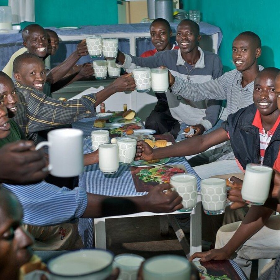 न्यूयॉर्क टाइम्सच्या वृत्तानुसार, किगालीमध्ये लोकं जवळपास रोज बारमध्ये जाऊन दूध पितात. हा त्यांच्या परंपरेचा भाग आहे. 