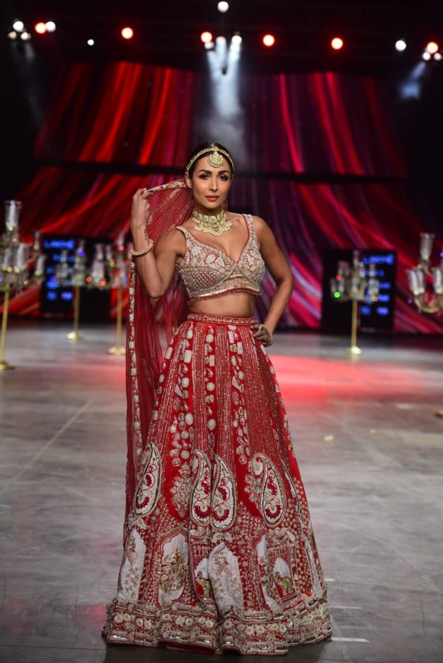 अभिनेत्री भारी कलाकुसर असणार गोल्डन आणि लाल रंगाचा लेहंगा परिधान केला होता. (फोटो सौजन्य- Viral Bhayani)
