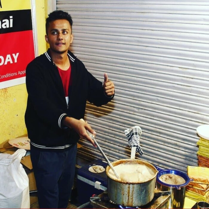 चहाचा स्टॉल उघडणारा प्रफुल्ल बिल्लौरे हा साधारण शेतकऱ्याचा मुलगा आहे, त्याचे वडिल शेती करतात. प्रफुल्ल हा आपल्या शिक्षणासाठी अहमदाबादला आला होता. 