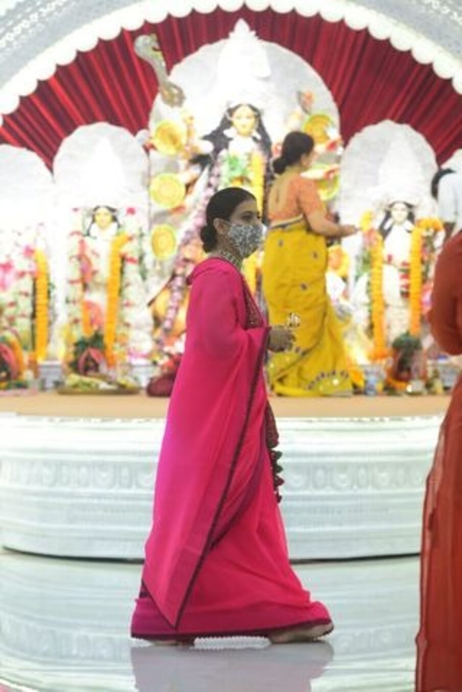 काजोल दर्शनासाठी एकटीच मंदिरात आली होती. या वेळी तिच्याबरोबर तिची मुलं किंवा पती अजय देवगण उपस्थित नव्हते. फोटो साभार: Viral Bhayani)