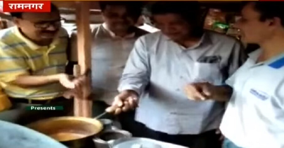 त्याचबरोबर आता माजी मुख्यमंत्री हरिश रावत यांनीही रामपूरमध्ये एका चहाच्या स्टॉलवर आपल्या हाताने चहा बनवला. त्यावेळी त्यांनी उपस्थित लोकांबरोबर 'चाय पे चर्चा' देखील केली आहे. त्यामुळे आता एकाच राज्याच्या या दोन माजी मुख्यमंत्र्यांच्या वेगवेगळ्या कृतीचं लोकांकडून फार कौतुक केलं जात आहे.