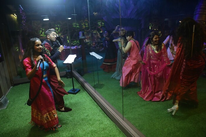 वाद विवाद, भांडण, घरात पडलेले गट सगळं विसरून बिग बॉस मराठीच्या घरातील सदस्य एकत्र येऊन या सेलिब्रेशनचा भाग होणार आहेत.