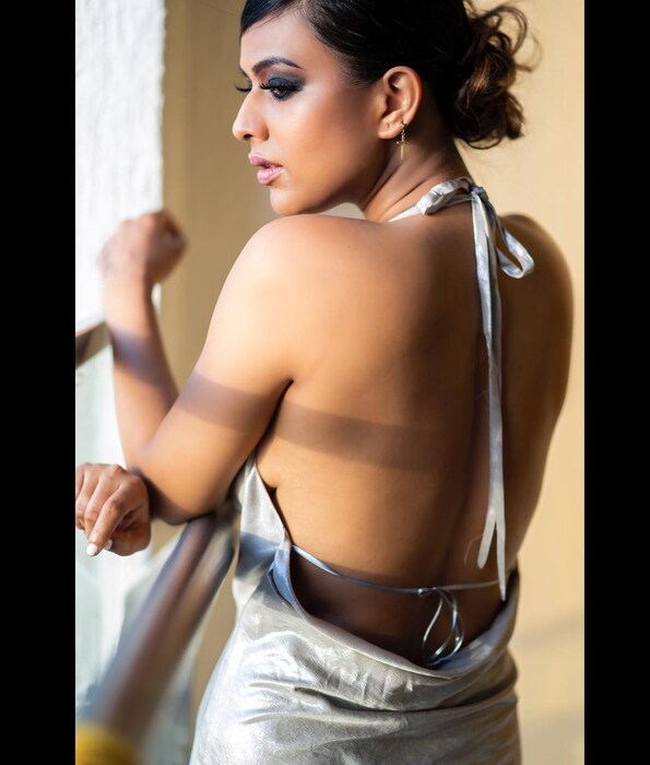 नियाने आपले हॉट अँड बोल्ड फोटो शेअर करताच चाहते त्याच्यावर भरभरून लाईक्स आणि कमेंट्स करत आहेत. 