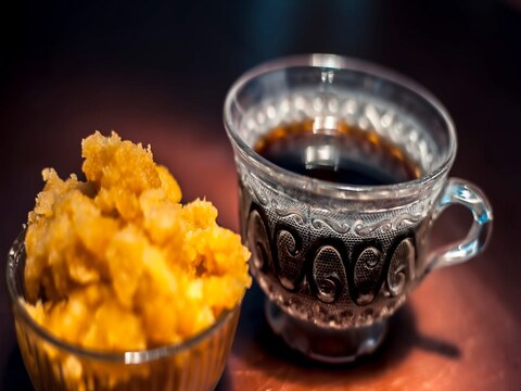 गुळात व्हिटॅमिन ए आणि बी, फॉस्फरस, पोटॅशियम, जस्त, सुक्रोज, ग्लुकोज, लोह, कॅल्शियम, मॅग्नेशियम आणि खनिजं आणि जीवनसत्त्वं असतात. ती आरोग्यासाठी फायदेशीर आहेत.