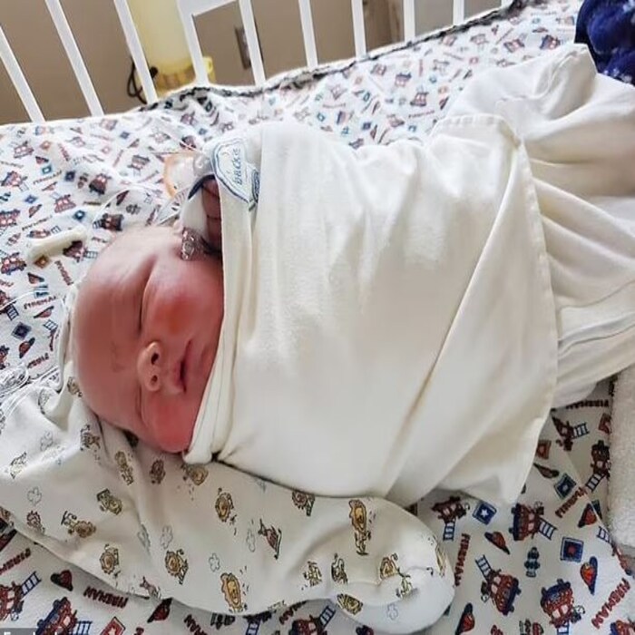 कॅरीला सी सेक्शनसाठी नेण्यात आलं. त्यानंतर तिने साडे सहा किलो वजनाच्या बाळाला जन्म दिला. 