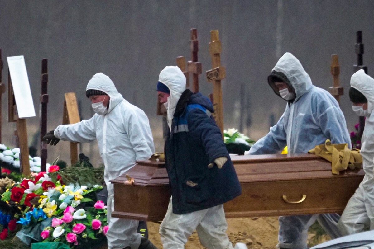 रशियामध्ये कोरोनाचा कहर; दिवसा 1000 हून अधिक रुग्णांचा मृत्यू होत असल्यानं प्रशासन हतबल