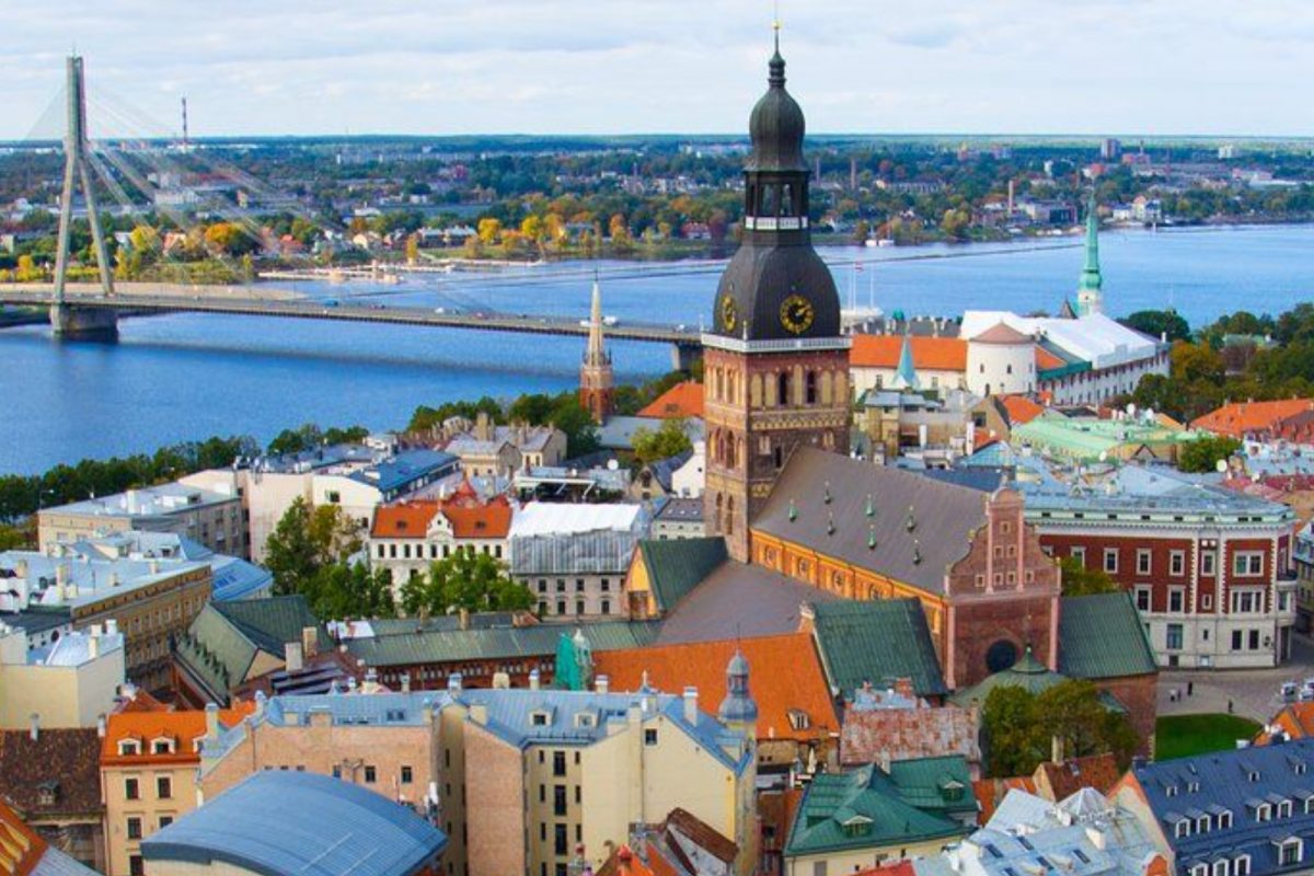 या देशातही कोरोनाचा विस्फोट; आता 1 महिन्याचा लॉकडाऊन लावावाच लागला, स्थिती बिकट