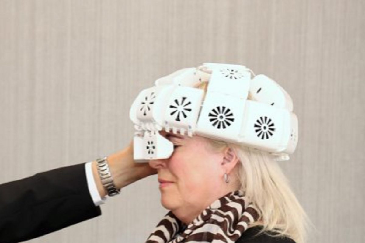 हेल्मेटसारखं दिसणारं हे विशेष उपकरण स्मृतिभ्रंशातून सुटकारा देऊ शकतं; नवीन संशोधन आलं समोर