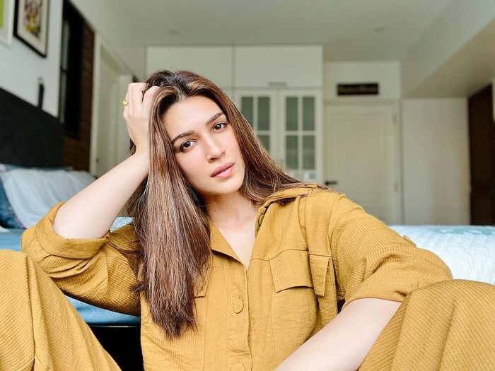 सध्या क्रितीचे अनेक प्रकल्प सुरु आहेत. ती लवकरच वरुण धवनसोबत 'भेडिया ' चित्रपटात दिसणार आहे. क्रितीचा हा कॉमेडी हॉरर चित्रपट आहे. तिने या वर्षाच्या सुरुवातीलाच चित्रपटाचे चित्रीकरण केले आहे. यासोबत ती 'आदिपुरुष'मध्ये साऊथचा सुपरस्टार प्रभाससोबत दिसणार आहे. या चित्रपटात ती सीतेची भूमिका साकारणार आहे. याशिवाय अक्षय कुमारसोबत 'बच्चन पांडे' आणि टायगर श्रॉफसोबत 'गणपत' मध्येही दिसणार आहे.(फोटो -@kritisanon/Instagram)