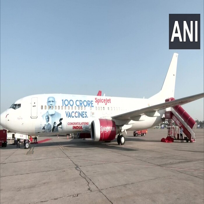 स्पाईसजेटनं आपल्या विमानांवर पंतप्रधान नरेंद्र मोदी, आरोग्य कर्मचारी आणि डॉक्टर यांचे फोटो झळकावले. ‘कोरोना हारेगा, देश जितेगा’, असा संदेशही त्यातून देण्यात आला. 