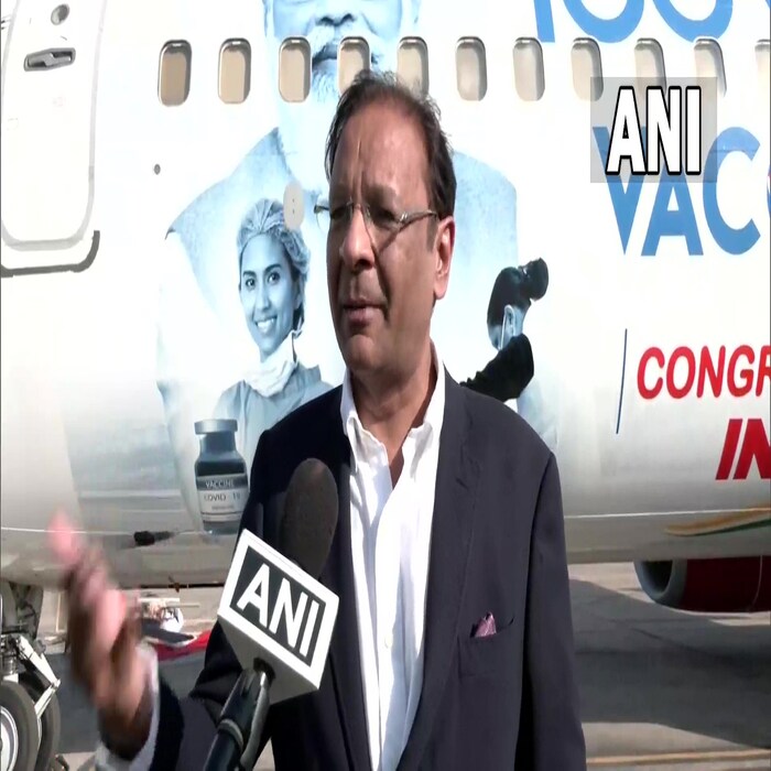 ANI ने प्रसिद्ध केलेल्या फोटोनुसार स्पाईसजेटनं देशाला संदेश देण्याचा प्रयत्न केला आहे. भारत कोरोनाच्या लसीप्रति किती जागरूक आहे, हे दाखवण्याचा प्रयत्नही यातून करण्यात आला आहे. 