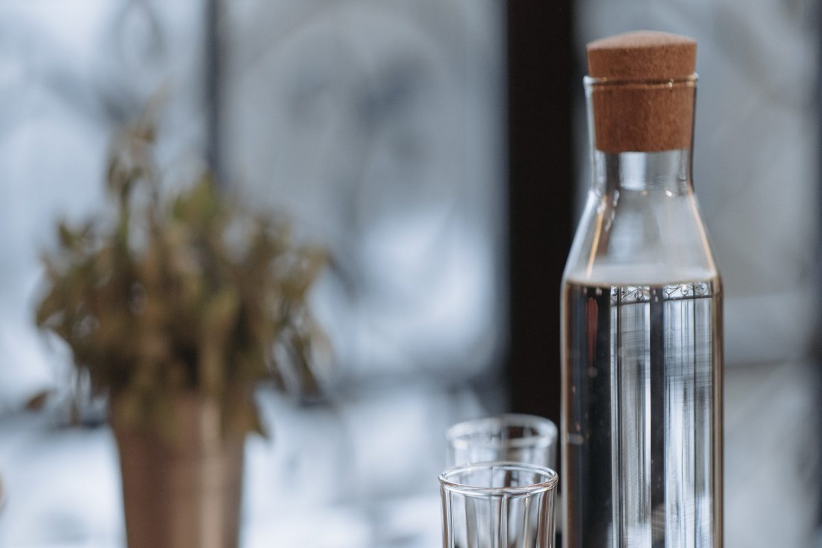 Benefits of Drinking Water in Glass : काचेच्या ग्लास, बाटलीतून पाणी पिण्याचे आहेत अनेक फायदे, वाचा सर्व माहिती