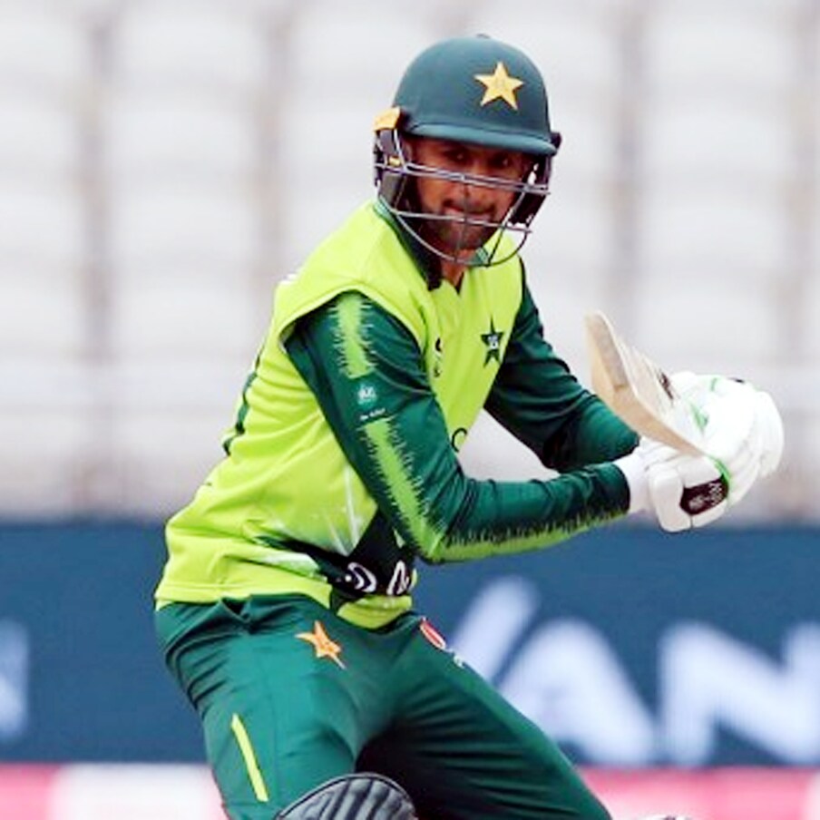 शोएब मलिक : पाकिस्तानचा माजी कर्णधार शोएब मलिक (Shoaib Malik) 8 मॅचमध्ये 164 रनसह दुसऱ्या क्रमांकावर आहे. शोएब मलिकने फक्त 103.79 च्या स्ट्राईक रेटने रन केले, तसंच त्याची सरासरी 27.33 ची आहे. मलिकने भारताविरुद्ध एक अर्धशतकही केलं. 2007 साली टी-20 वर्ल्ड कपच्या दोन्ही सामन्यांमध्ये पाकिस्तानचा भारताविरुद्ध पराभव झाला होता, तेव्हा शोएब मलिक पाकिस्तानचा कर्णधार होता. 